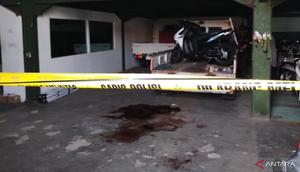 Kepolisian Resor Cianjur, Jawa Barat, memasang garis polisi di lokasi pembacokan seorang pria yang tewas di gudang sepeda motor, Kelurahan Muka, Kecamatan Cianjur, Sabtu (2/5/2026) (ANTARA)