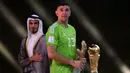 Emiliano Martinez total tampil 3 kali bersama Timnas Argentina U-17 yang terhenti di babak 16 besar saat berlaga pada Piala Dunia U-17 2009 di Nigeria. Ia menjadi salah satu bintang Argentina saat merebut trofi Piala Dunia 2022 dengan tampil heroik di bawah mistar gawang. Berkat aksi-aksi ciamiknya ia dinobatkan sebagai kiper terbaik Piala Dunia 2022 Qatar dengan dianugerahi penghargaan Golden Glove. (AFP/Kirill Kudryavtsev)