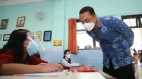 Eri Cahyadi saat meninjau PTM hari pertama di Surabaya. (Dian Kurniwan/Liputan6.com)