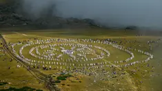 Anggota gerakan keagamaan internasional Persaudaraan Putih melakukan ritual tarian di puncak Gunung Rila, dekat Danau Babreka, Bulgaria, 19 Agustus 2021. Ribuan anggota gerakan Persaudaraan Putih berkumpul di puncak Gunung Rila untuk menyambut tahun baru spiritual mereka. (NIKOLAY DOYCHINOV/AFP)