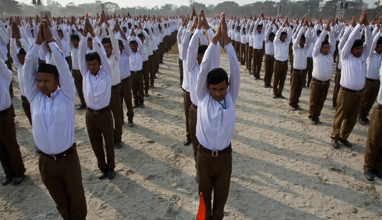 Ribuan orang yang tergabung dalam sukarelawan nasionalis Hindu Rashtriya Swayamsevak Sangh (RSS) melakukan yoga massal di Gauhati, India (21/1). Yoga massal ini diikuti lebaih dari tiga puluh ribu sukarelawan. (AP Photo / Anupam Nath)