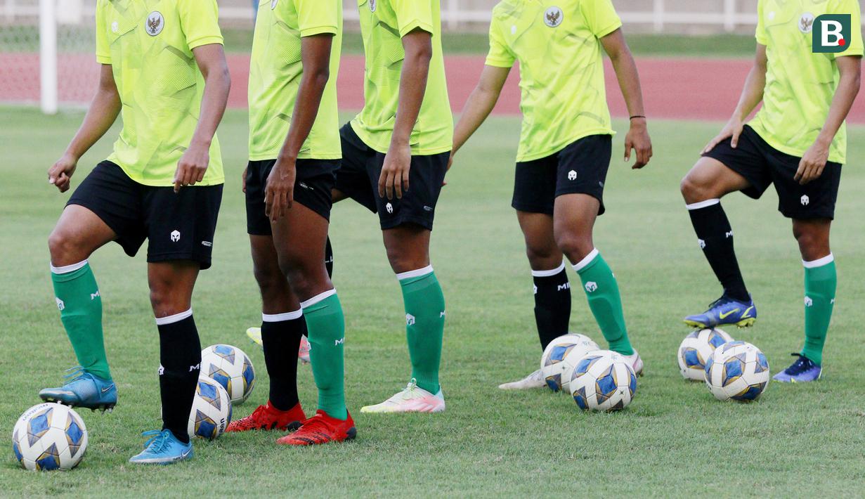 Pelatih Shin Tae-yong menerapkan pemakaian warna kaus kaki berbeda dalam kegiatan tersebut. (Bola.com/M Iqbal Ichsan)