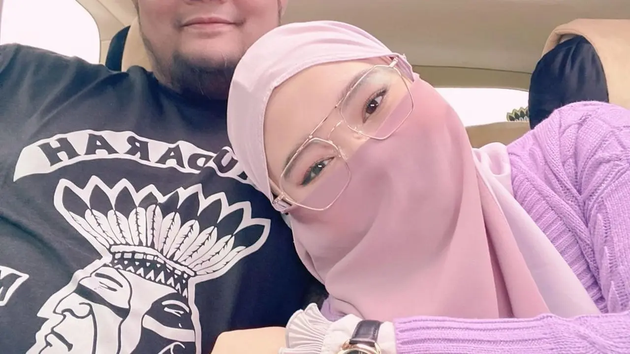 Foto Tanpa Hijab Disebar Kekasih ART, Ini 6 Potret Istri Virgoun Pakai Cadar
