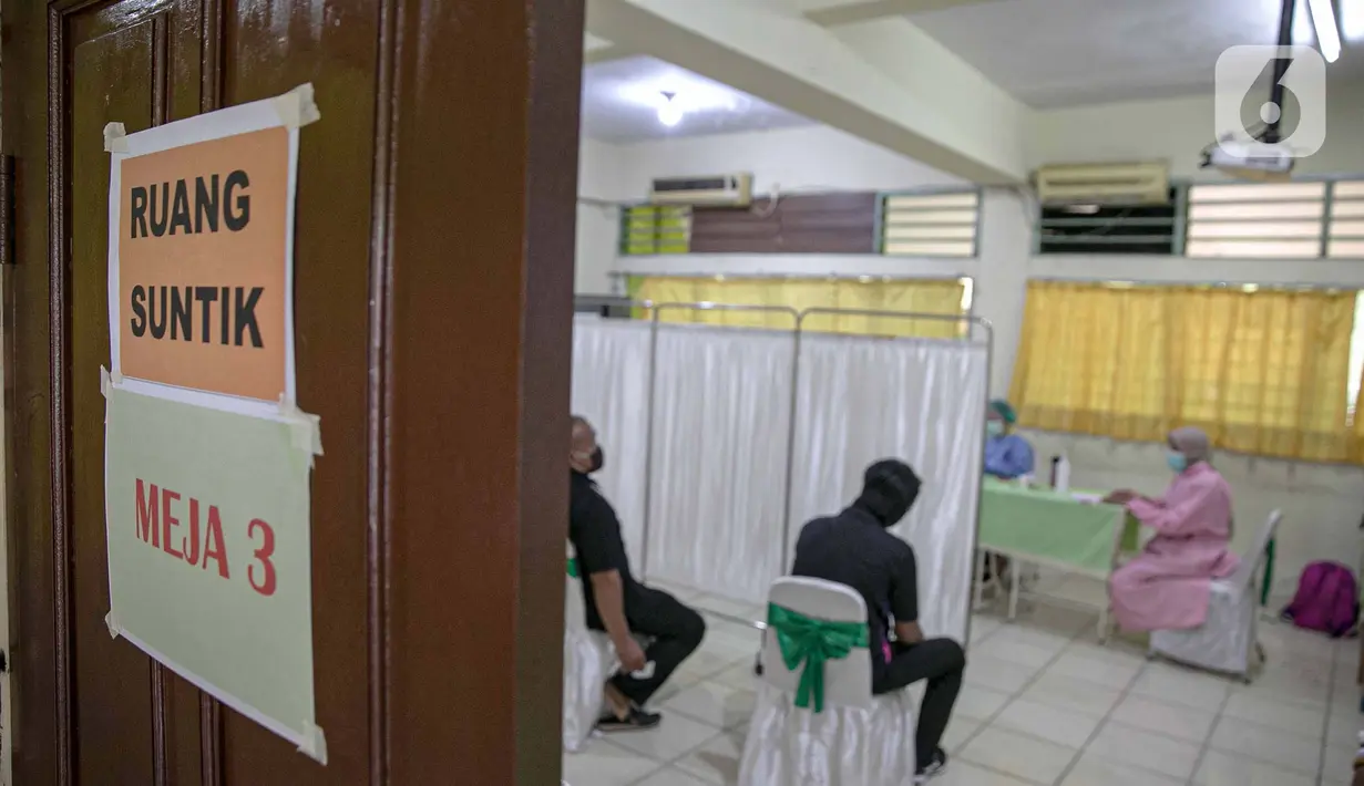 Suasana ruang suntik vaksin COVID-19 untuk tenaga pendidik di SMP 216, Jakarta Pusat, Selasa (6/4/2021). Menurut Menteri Kesehatan Budi Gunadi Sadikin, pemerintah akan memprioritaskan kelompok lansia dan juga tenaga pengajar dalam vaksinasi kali ini. (Liputan6.com/Faizal Fanani)