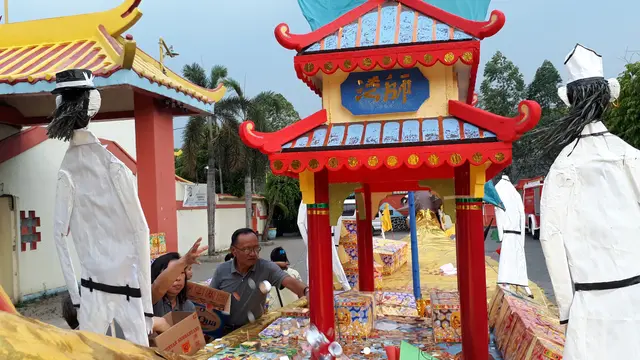 Sejumlah umat Buddha tengah melakukan persiapan Upacara Perayaan Ulambana atau Cioko di Klenteng Boen San Bio. Kota Tangerang, Rabu (5/9/2018).