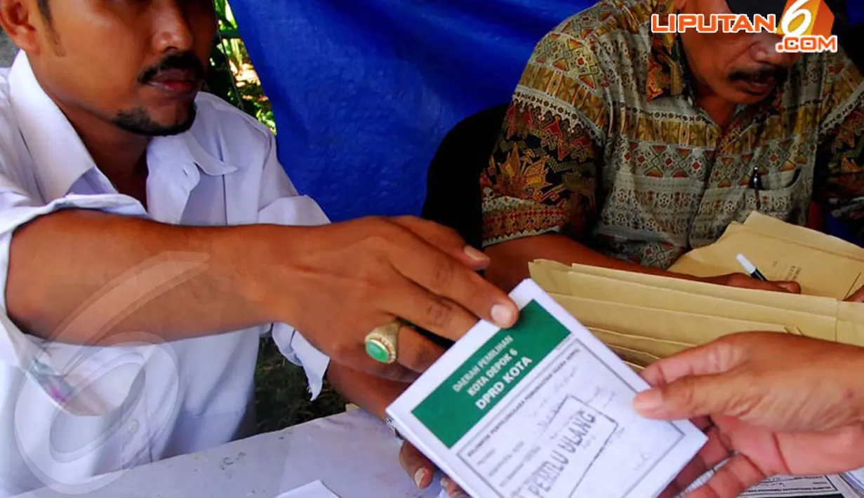 Petugas KPPS memberikan surat suara yang sudah ditandai stempel bertuliskan Pemilu Ulang kepada warga Depok yang akan menggunakan hak politiknya pada Minggu (13/4/2014). (Liputan6.com/Miftahul Hayat)