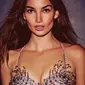 Model seksi Lily Aldridge saat memakai bra seharga US$ 2 juta itu atau setara Rp27 M berjuluk " Fireworks Fantasy Bra " buatan Victoria's Secret, California, Senin (2/11/ 2015). (static.independent.co.uk)