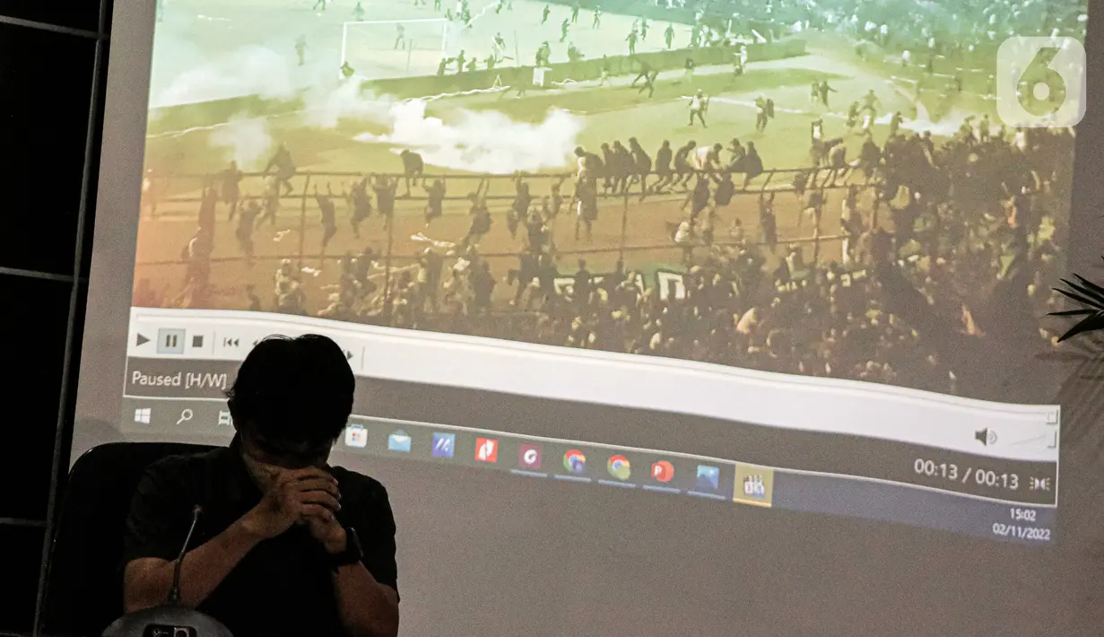 Gambar kerusuhan tragedi Kanjuruhan diperlihatkan saat Komnas HAM menyampaikan keterangan terkait kesimpulan dari hasil penyelidikan di Gedung Komnas HAM, Jakarta, Rabu (2/11/2022). Dari penyelidikan, Komnas HAM mengatakan pengawas pertandingan atau match commisioner tidak mengetahui kalau penggunaan gas air mata dilarang dalam pengamanan pertandingan bola. (Liputan6.com/Faizal Fanani)