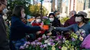 Warga membeli anggrek di pasar bunga Tahun Baru Imlek di Distrik Causeway Bay, Hong Kong, 18 Januari 2023. Tahun Baru Imlek 2023 yang disebut Tahun Kelinci akan jatuh pada tanggal 22 Januari. (AP Photo/Anthony Kwan)