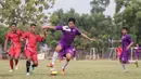 Penyerang Persita Tangerang, Rishadi Fauzi mengontrol bola saat ujicoba melawan PSAU di Lapangan Sutasoma, Jakarta, Jumat (21/8/2015). Persita mengalahkan PSAU dengan skor 1-0. (Bola.com/Vitalis Yogi Trisna)