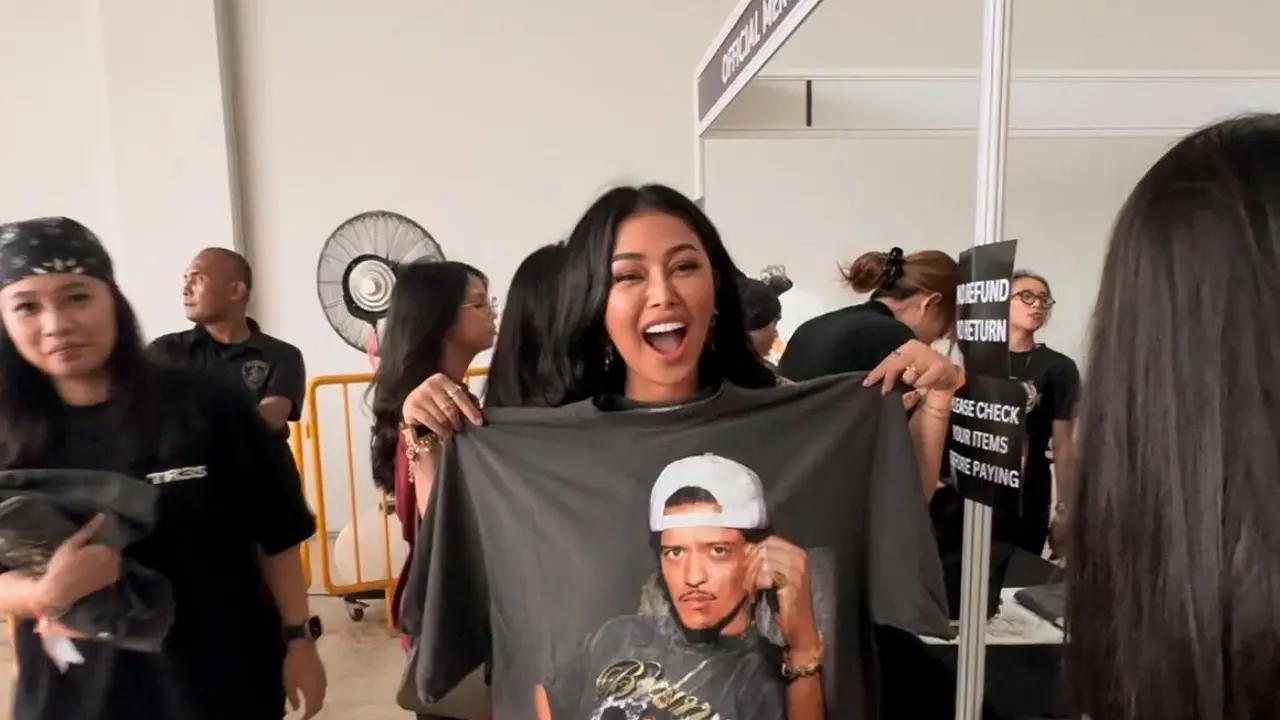 Potret Mutia Ayu saat girang mendapatkan official merchandise Bruno Mars (Dok. Instagram @mutia_ayuu)