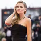 Model Lady Kitty Spencer berpose saat tiba menghadiri pemutaran perdana film 'The Truth' dan acara pembukaan di Festival Film Venice edisi ke-76, Venesia, Italia (28/8/2019). Lady Kitty merupakan putri dari Charles Spencer, adik dari mendiang Putri Diana. (AP Photo/Arthur Mola)