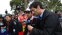 Mantan pebalap F1 yang kini menjadi pandit stasiun televisi Channel 4, Mark Webber (kanan), sedang mewawancarai pebalap McLaren-Honda, Fernando Alonso. (Crash)
