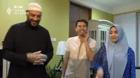 Syekh Ali Jaber memperlihatkan cara memasak nasi mandi pada Raffi Ahmad dan Nagita Slavina. (dok. tangkapan layar YouTube/Syekh Ali Jaber)