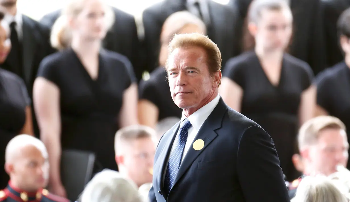 Mantan Gubernur California, Arnold Schwarzenegger menghadiri pemakaman mantan ibu negara AS, Nancy Reagan di Simi Valley, California, Jumat (11/3). Sejumlah politikus dan bintang Hollywood turut hadir pada acara pemakaman tersebut (REUTERS/Lucy Nicholson)