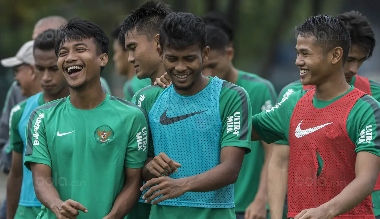 Pemain Timnas Indonesia, Muhammad Hargianto dan Zulfiandi, tertawa usai latihan di Lapangan ABC Senayan, Jakarta, Jumat (19/1/2018). Pemusatan latihan ini dilakukan jelang Asian Games 2018. (Bola.com/Vitalis Yogi Trisna)