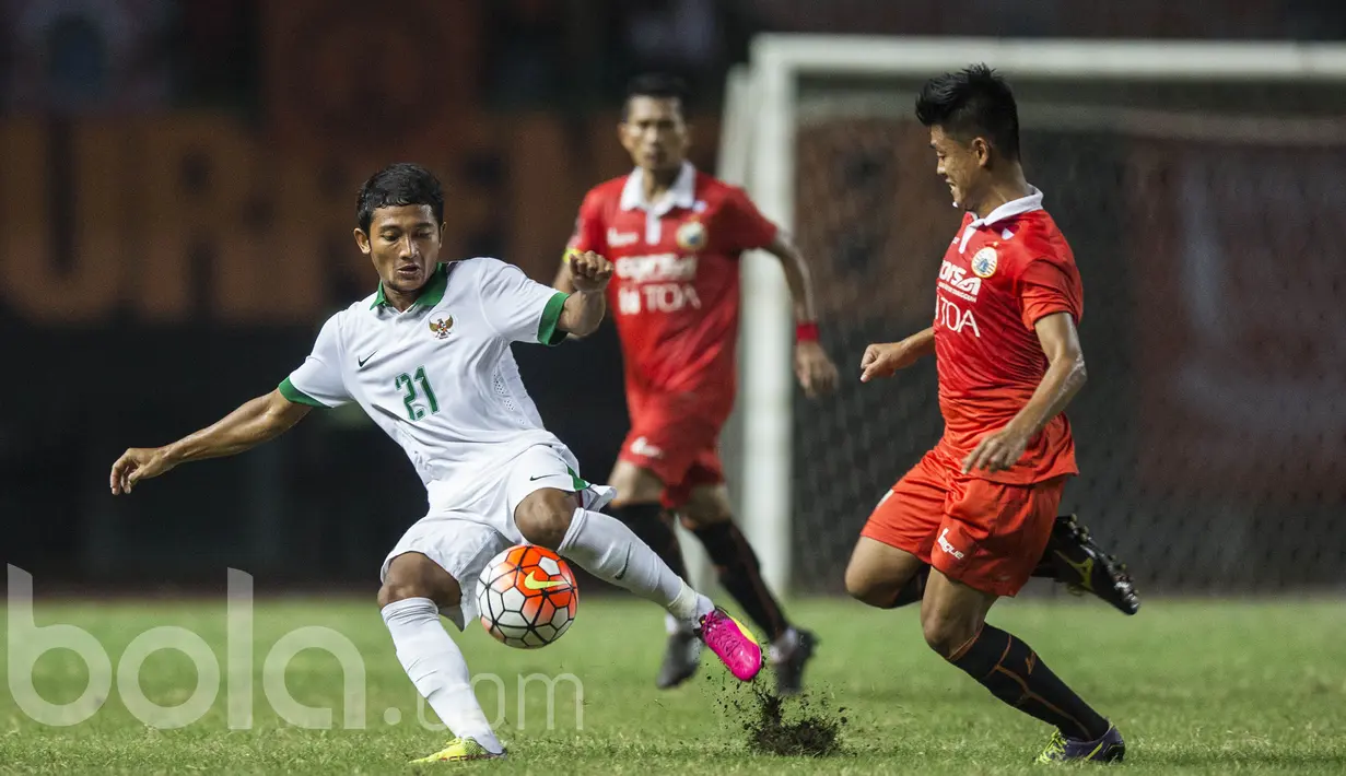Gelandang Timnas Indonesia U-22, Nasir, menghindari kejaran gelandang Persija, Jefry Kurniawan. Namun beruntung Garuda Muda tidak kebobolan dari Macan Kemayoran yang tampil agresif. (Bola.com/Vitalis Yogi Trisna)