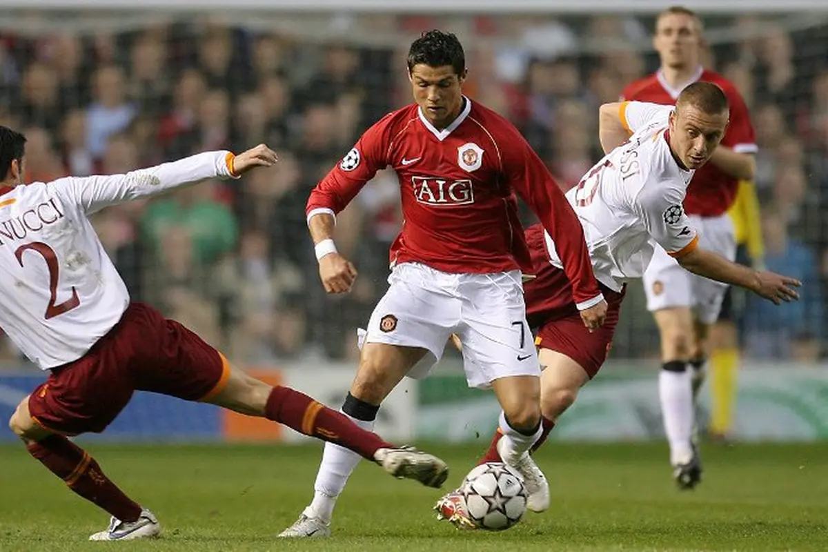 Cristiano Ronaldo punya andil besar saat Manchester United mengalahkan AS Roma 7-1 pada leg kedua perempat final Liga Champions di Old Trafford, 10 April 2007. 