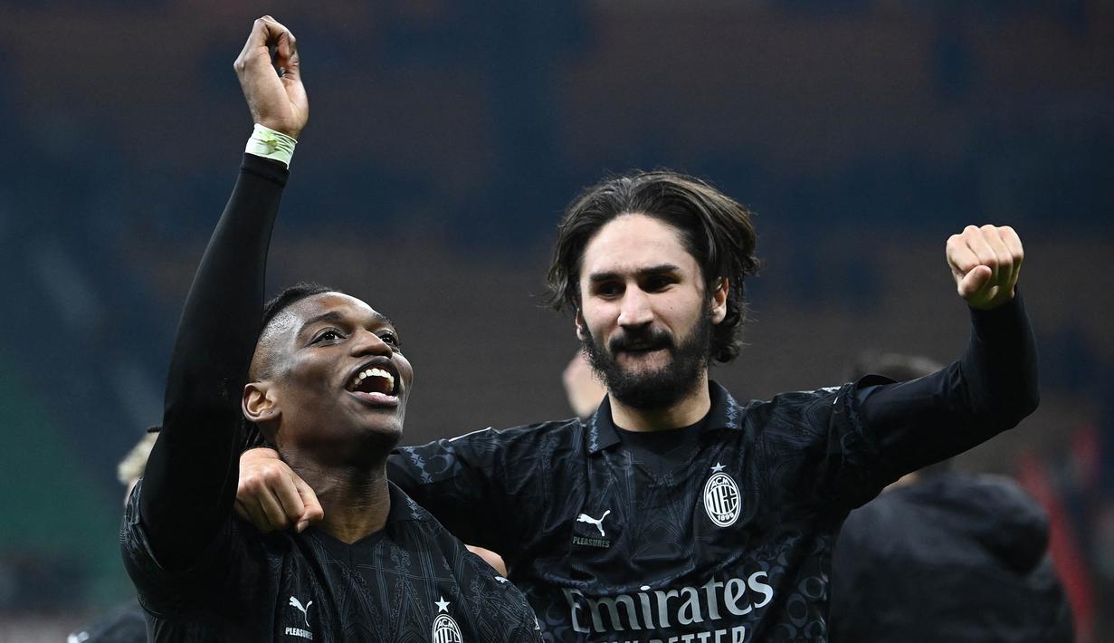 Penyerang AC Milan, Rafael Leao (kiri) bersama Yacine Adli merayakan kemenangan pada akhir pertandingan sepak bola Serie A Italia melawan Napoli di Stadion San Siro, Milan pada 11 Februari 2024. (Isabella BONOTTO/AFP)