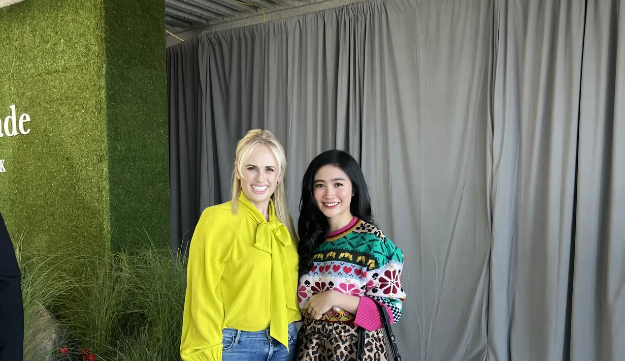 Sambil membawa tas bermotif leopard, Febby juga bertemu dengan Aktris dari film Pitch Perfect, Rebel Wilson yang mengenakan kemeja lengan puff panjang berpita neon dipadukan celana denimnya.  Kate Spade
