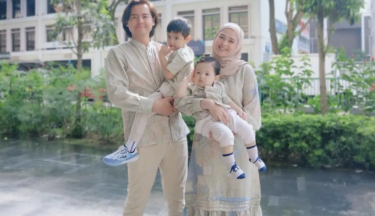 Cut Meyriska tampil mengenakan dress ruffle panjang bermotif saat merayakan Idul Adha bersama suami dan anak-anaknya di Singapura.(@cutratumeyriska)