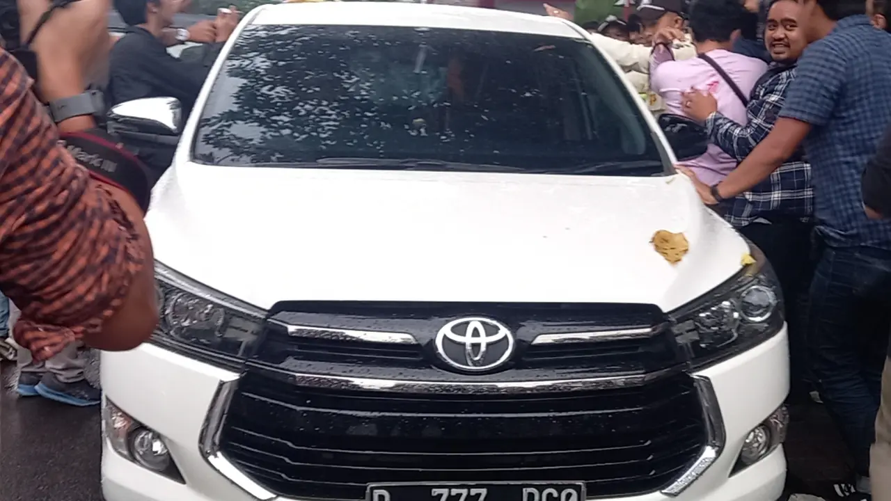 Penampakan mobil Toyota Innova yang dinaiki oleh Rafael Alun Triasambodo