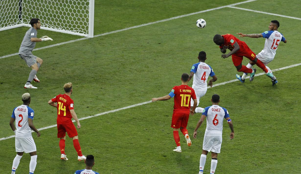 Striker Belgia, Romelu Lukaku, melepaskan sundulan ke gawang Panama pada laga Piala Dunia 2018 di Stadion Fisht, Senin (18/6/2018). Belgia menang 3-0 atas Panama. (AP/Victor R. Caivano)