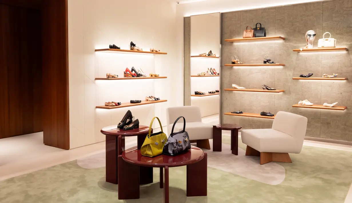 Pengunjung butik baru ini akan menemukan Pre-Spring collections terbaru dari alas kaki, tas, aksesori, silk collections, dan kacamata Ferragamo untuk wanita dan pria, serta penawaran pakaian siap pakai eksklusif untuk pria yang hanya tersedia di butik ini. Setiap koleksi mencerminkan komitmen abadi Ferragamo terhadap desain, material yang halus, dan keanggunan khas Italia.  / Foto dok: Ferragamo.
