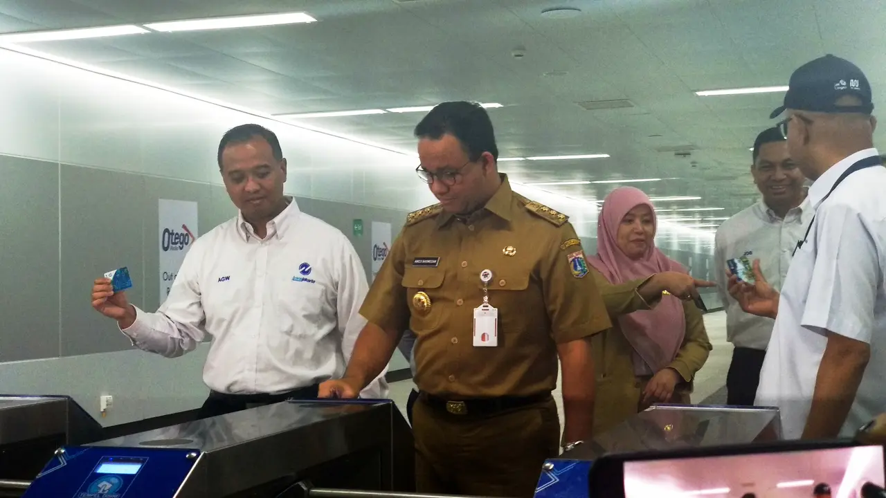 Gubernur DKI Jakarta Anies Baswedan saat menjajal integrasi antara halte Transjakarta dengan Stasiun MRT Jakarta.