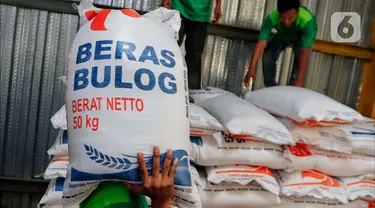 Pekerja memindahkan beras ketika bongkar muat beras bulog di gudang PT Food Station Tjipinang Jaya, Jakarta Timur, Jumat (3/2/2023). Untuk menstabilisasi Pasokan dan Harga Pangan (SPHP), Perum BULOG akan menyaluran beras SPHP di Pasar Induk Beras Cipinang dari 13 ribu menjadi 30 ribu ton,dengan harga paling tinggi sebesar Rp. 8.900. (Liputan6.com/Angga Yuniar)