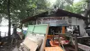Pedagang membongkar atap lapaknya di kawasan Danau Sunter, Jakarta Utara, Jumat (19/1). Penataan dilakukan agar kawasan Danau Sunter tidak terlihat kumuh dan menjadi sedap dipandang mata. (Liputan6.com/Arya Manggala)