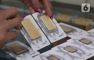 Karyawati menunjukkan replika emas logam mulia di Butik Emas LM ANTAM,  Jakarta,Senin (19/10).Harga emas batangan PT Aneka Tambang Tbk (ANTM) atau emas Antam pada perdagangan Senin, 19 Oktober 2020, stabil sejak dua hari lalu. "Harga emas batangan satu gram Rp 1.008.000. (Liputan6.com/Angga Yuniar)