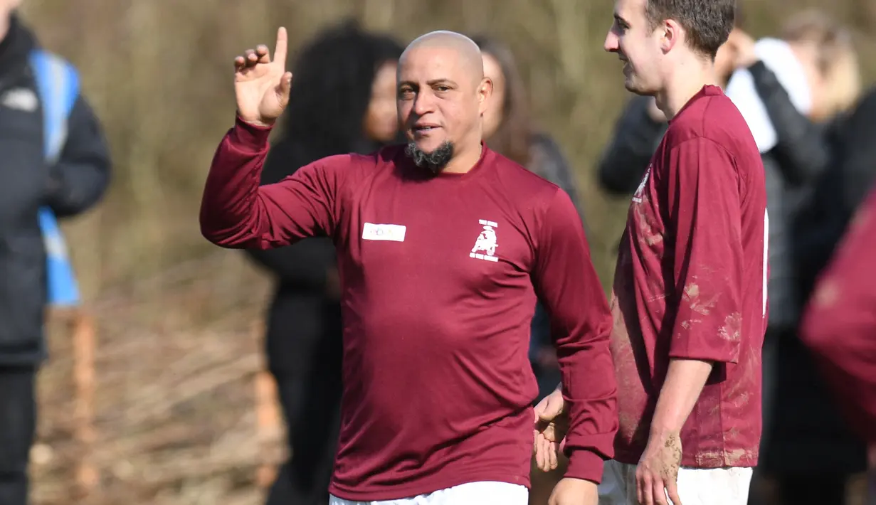 Roberto Carlos merupakan legenda dunia yang kini telah berusia 48 tahun. Roberto Carlos pensiun pada 2016 setelah terakhir bermain di Liga India bersama Delhi Dynamos. (AFP/Oli Scarff)