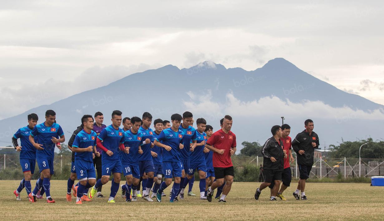 Para pemain Vietnam berlari santai saat latihan di Lapangan Kompleks Stadion Pakansari, Jawa Barat, Kamis (1/12/2016). Vietnam akan menghadapi Timnas Indonesia pada semifinal Piala AFF 2016. (Bola.com/Vitalis Yogi Trisna)