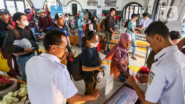 Stasiun Pasar Senen Diserbu Pemudik