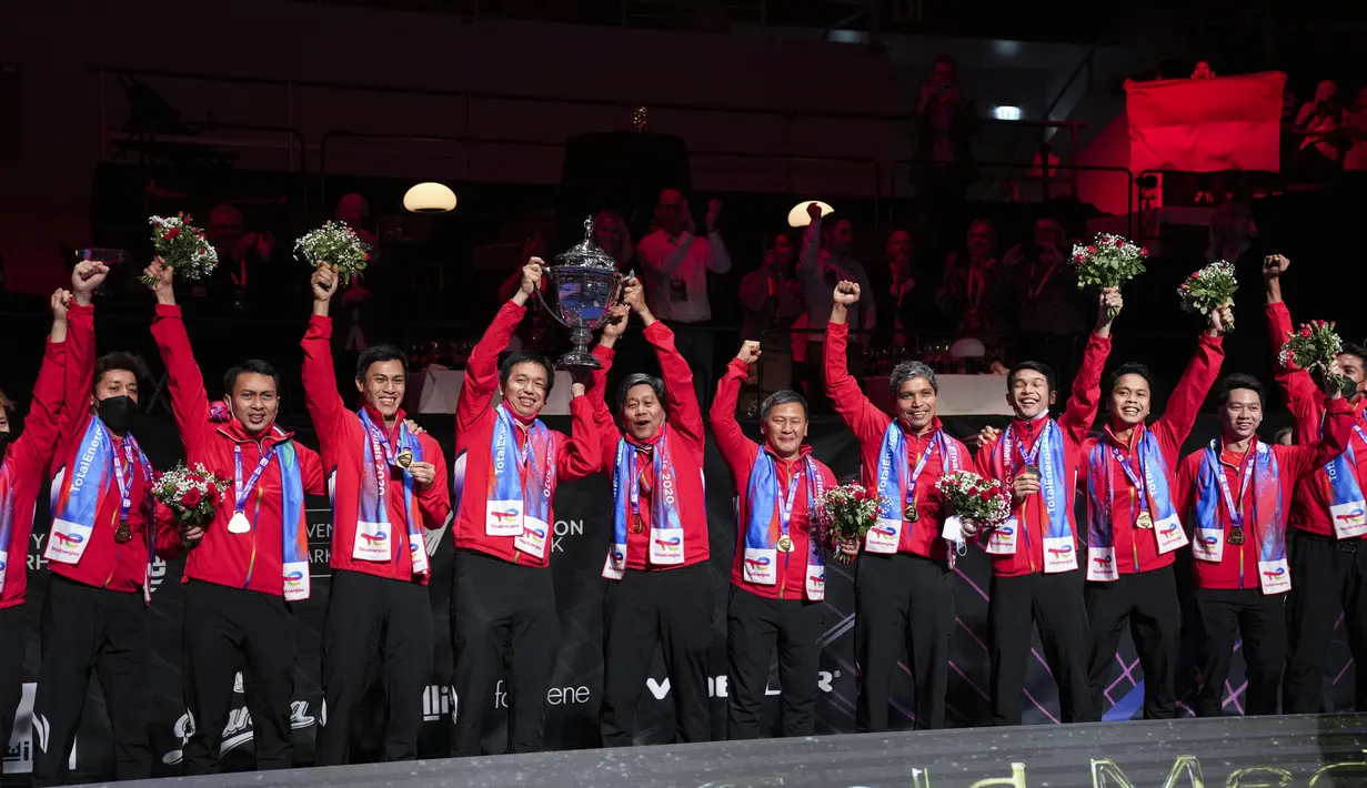 19 tahun menanti, Indonesia kembali merengkuh gelar juara Piala Thomas 2020. Gelar ini menjadi yang ke-14 kalinya. Indonesia memastikan gelar Piala Thomas 2020 setelah menaklukkan China 3-0 pada final yang digelar di Ceres Arena, Denmark, Minggu (17/10/2021). (Claus Fisker/Ritzau Scanpix via AP)