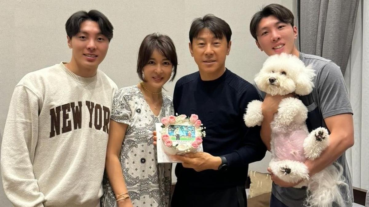 Katta kestirib, yalangoch etuk ayollarning fotosuratlari