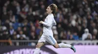 Pelatih Real Madrid, Zinedine Zidane, mengonfirmasi cedera hamstring yang dialami Luka Modrid. (AFP/Gabriel Bouys)