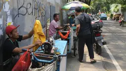 Penjahit menyelesaikan jahitan di kawasan Lenteng Agung, Jakarta, Sabtu (12/06/2021). Berdasarkan data Kemenko Perekonomian per 8 Juni 2021, presentase realisasi anggaran program Pemulihan Ekonomi Nasional (PEN) 2021 masih cukup rendah. (Liputan6.com/Herman Zakharia)