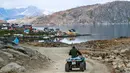 Seorang warga mengendarai ATV di Desa Kulusuk, Kota Sermersooq, Greenland, Denmark, 19 Agustus 2019. Desa Kulusuk ditinggali sekitar 280 orang. (Jonathan NACKSTRAND/AFP)