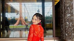 Di hari wisudanya, aktris kelahiran Palembang itu terlihat begitu memesona dengan balutan kebaya merah cerah. Bella juga memadukannya dengan kain batik yang memiliki motif merah, agar tetap senada. Pesonanya makin elegan dengan pemilihan gaya rambut dicepol simpel. (Liputan6.com/IG/@bellagap)