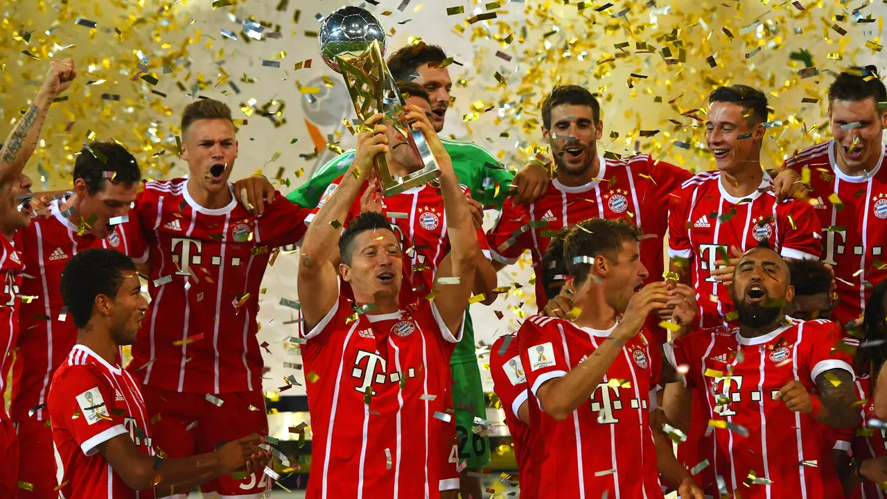 Pemain Bayern Munchen merayakan gelar Piala Super Jerman usai mengalahkan Dortmund di Stadion Signal Iduna Park, Dortmund, Minggu (6/8/2017) dini hari WIB. Munchen menang adu penalti 5-4 atas Dortmund.