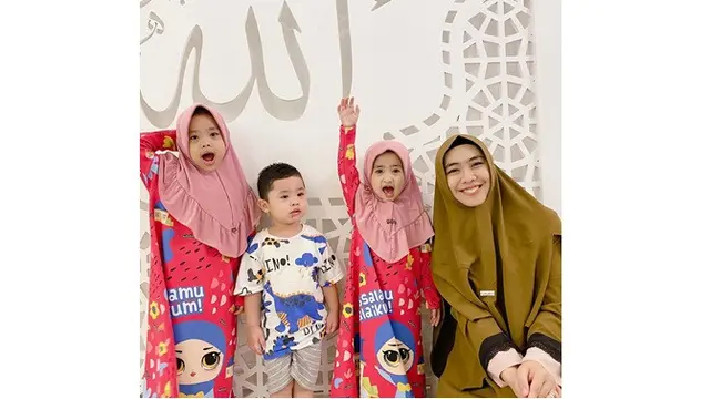 Hamil Anak Ke-4, Ini 7 Potret Seru Oki Setiana Dewi dengan Buah Hatinya