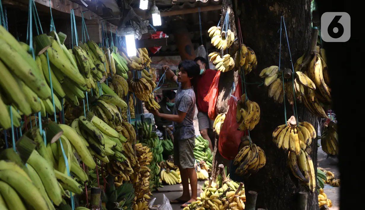 Aktivitas jual beli pisang di Pasar Lembang, Tangerang, Sabtu (3/10/2020). Pandemi Covid-19 berdamak pada permintaan pisang di pasar tersebut yang mengalami penurunan. (Liputan6.com/Angga Yuniar)