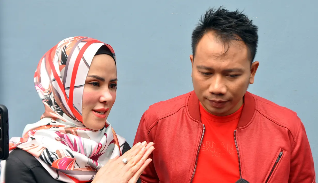 Banyak yang meragukan Vicky Prasetyo dan Angel Lelga untuk menikah. Meski demikian, keduanya meyakinkan akan menikah pada 9 Februari mendatang. Akad nikah akan digelar di Masjid Istiqlal. (Nurwahyunan/Bintang.com)