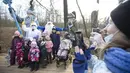 Dua staf yang mengenakan kostum karakter dongeng Rusia, Kakek Frost dan Putri Salju, berpose bersama anak-anak untuk difoto dalam pembukaan "Jalur Dongeng" di "Kediaman Kakek Frost" di Moskow, Rusia (18/11/2020). (Xinhua/Alexander Zemlianichenko Jr)