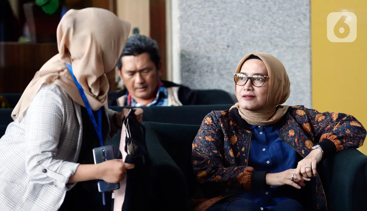 Komisioner KPU Evi Novida Ginting Manik (kanan) menunggu untuk menjalani pemeriksaan di Gedung KPK, Jakarta, Rabu (26/2/2020). Evi diperiksa sebagai saksi untuk tersangka Saeful Bahri terkait kasus dugaan penerimaan hadiah atau janji penetapan anggota DPR Terpilih 2019-2024. (merdeka.com/Dwi Narwoko