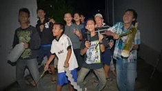 Sejumlah kelompok remaja di Pinrang, Sulawesi Selatan adu dalam kreatifitas. Para remaja menciptakan grup musik sahur untuk menghibur warga yang sedang melaksanakan sahur.
