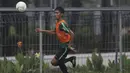 Pemain Timnas Indonesia U-22, Jayus Hariono, mengejar bola saat latihan di Lapangan ABC, Jakarta, Senin (14/1). Latihan ini merupakan persiapan jelang Piala AFF U-22. (Bola.com/Vitalis Yogi Trisna)