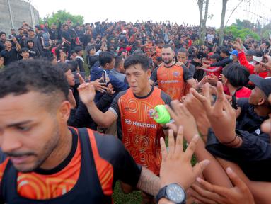 Pemain Persija Jakarta menyalami para The Jakmania yang hadir langsung memberikan dukungan jelang lawan Persib Bandung di Persija Training Ground, Bojong Sari, Depok, Jawa Barat, Jumat (9/1/2026). (Bola.com/M Iqbal Ichsan)
